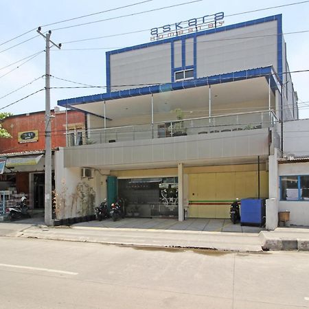 Reddoorz Near Uns Solo Hotel ภายนอก รูปภาพ