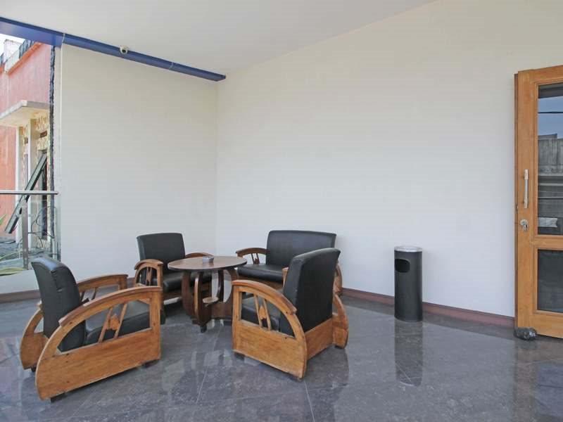 Reddoorz Near Uns Solo Hotel ภายนอก รูปภาพ