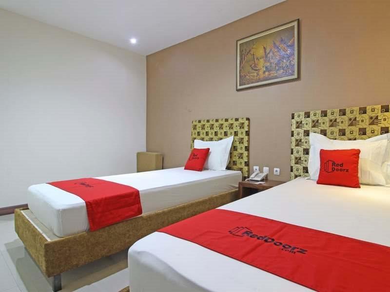 Reddoorz Near Uns Solo Hotel ภายนอก รูปภาพ