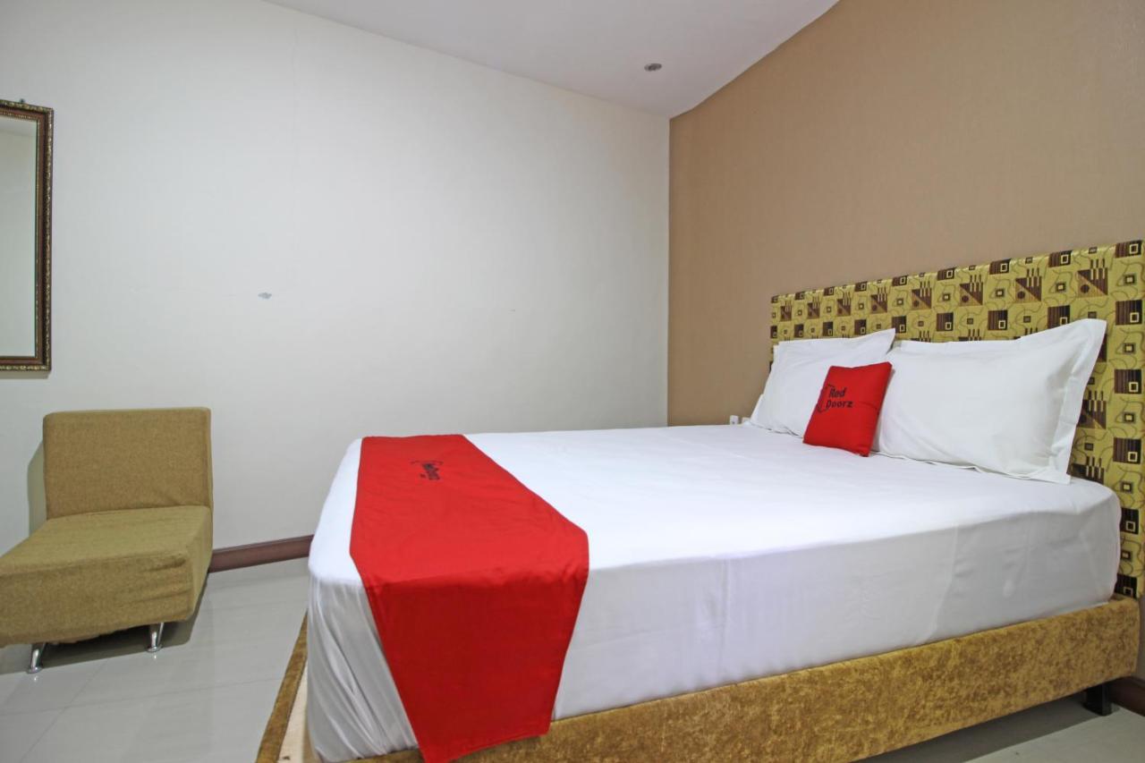 Reddoorz Near Uns Solo Hotel ภายนอก รูปภาพ