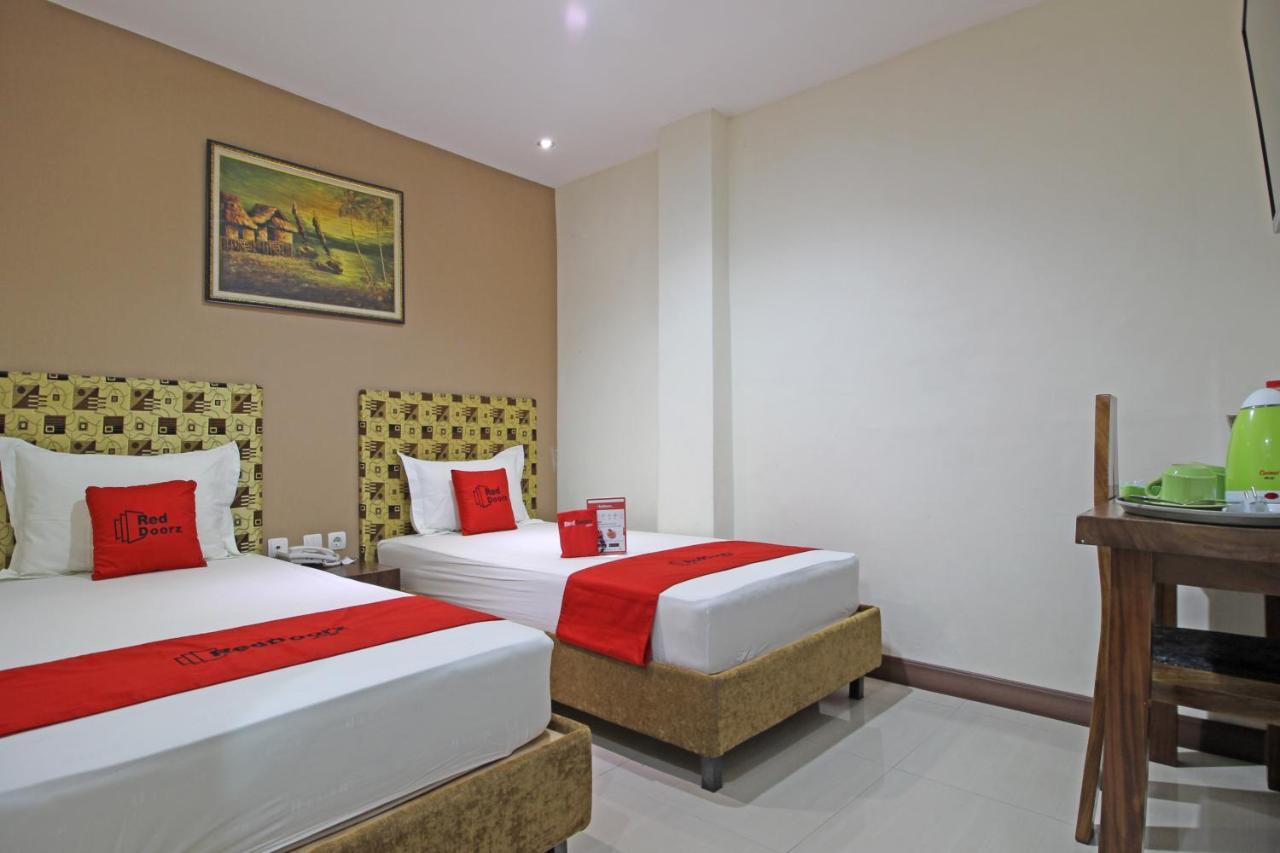 Reddoorz Near Uns Solo Hotel ภายนอก รูปภาพ
