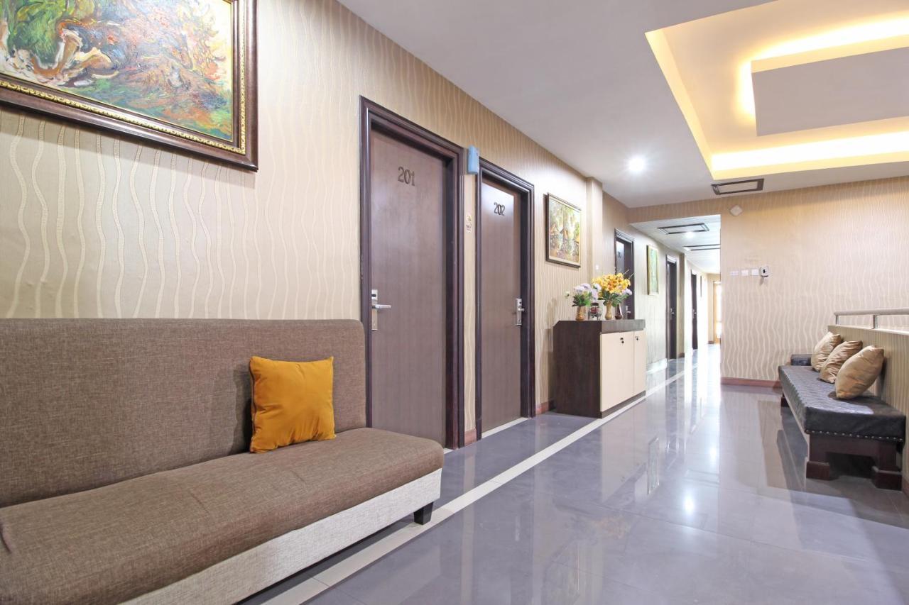 Reddoorz Near Uns Solo Hotel ภายนอก รูปภาพ