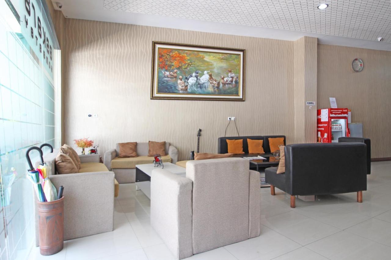 Reddoorz Near Uns Solo Hotel ภายนอก รูปภาพ