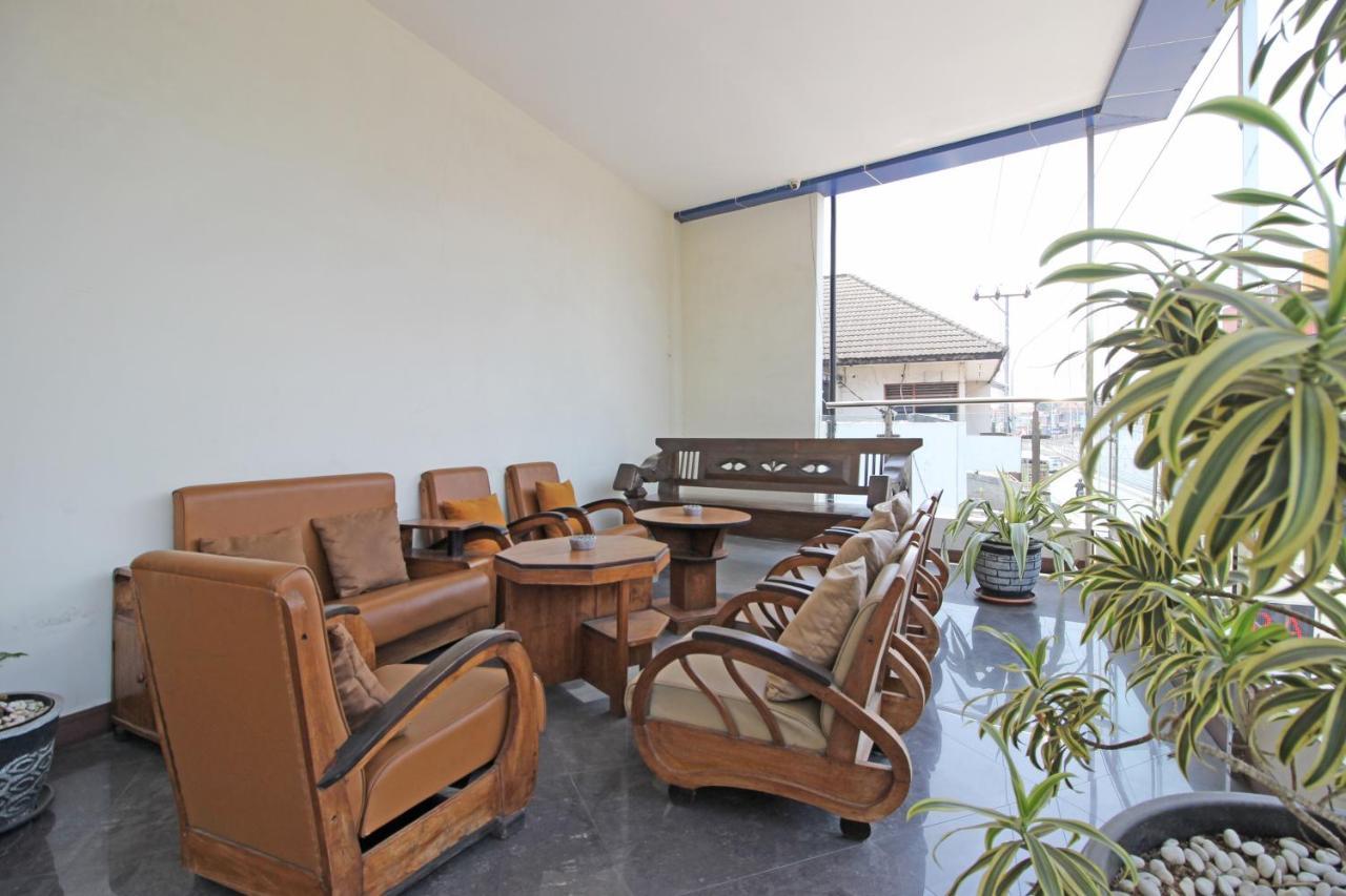 Reddoorz Near Uns Solo Hotel ภายนอก รูปภาพ