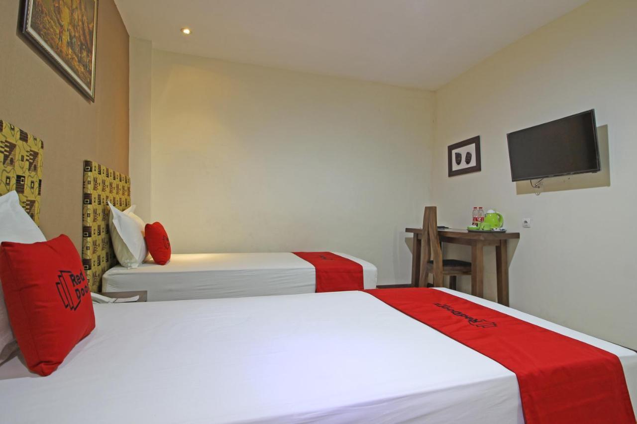 Reddoorz Near Uns Solo Hotel ภายนอก รูปภาพ