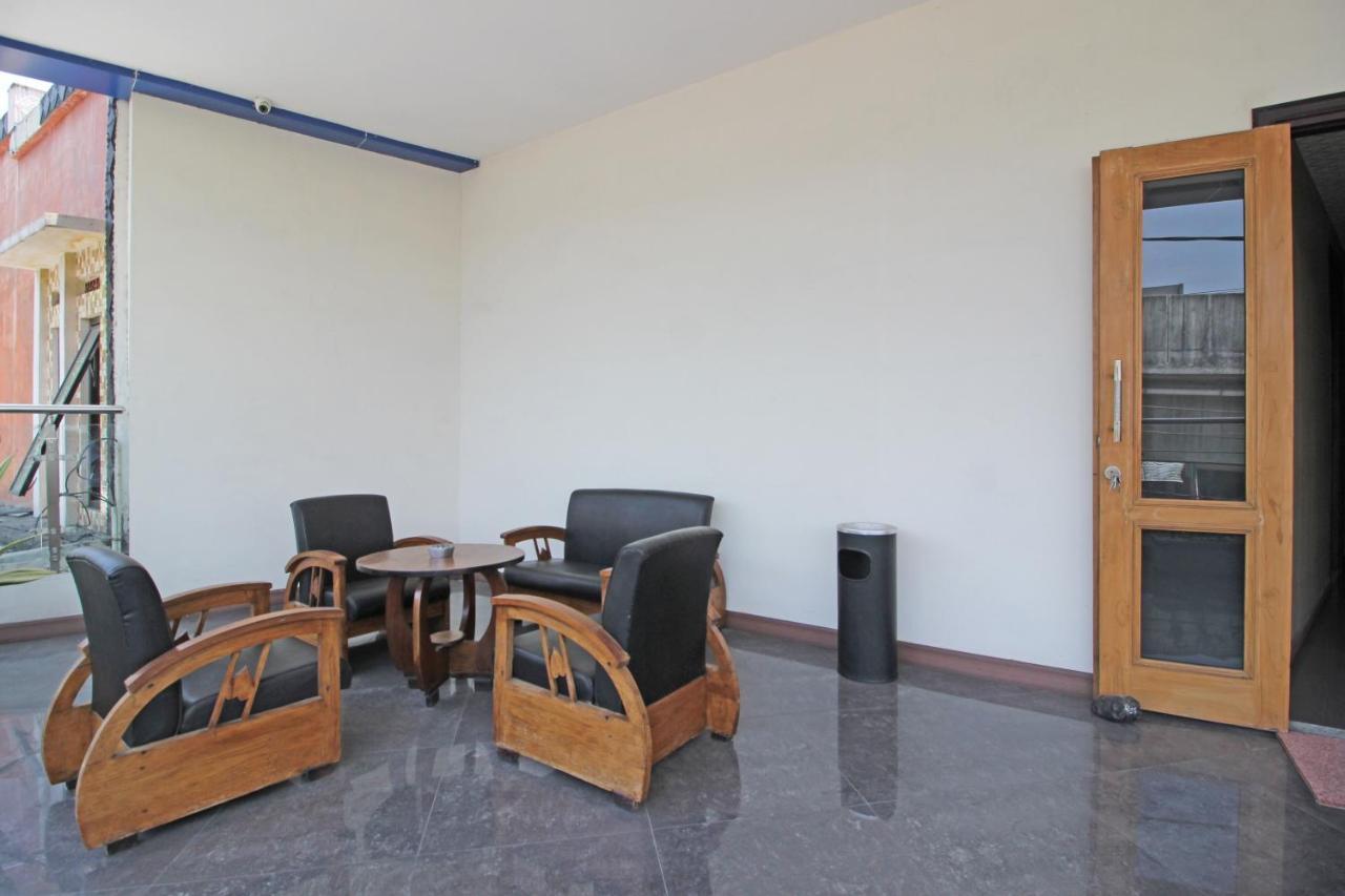 Reddoorz Near Uns Solo Hotel ภายนอก รูปภาพ