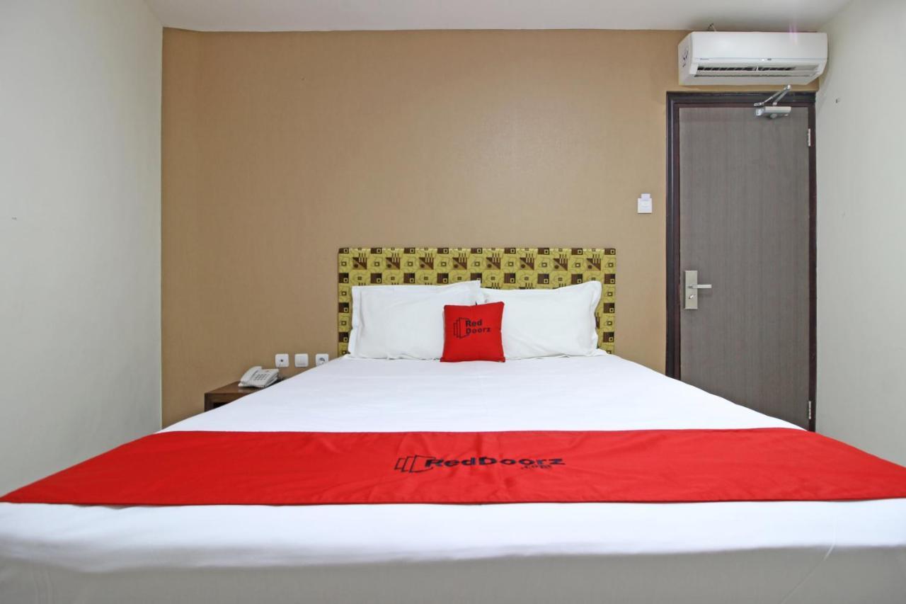 Reddoorz Near Uns Solo Hotel ภายนอก รูปภาพ