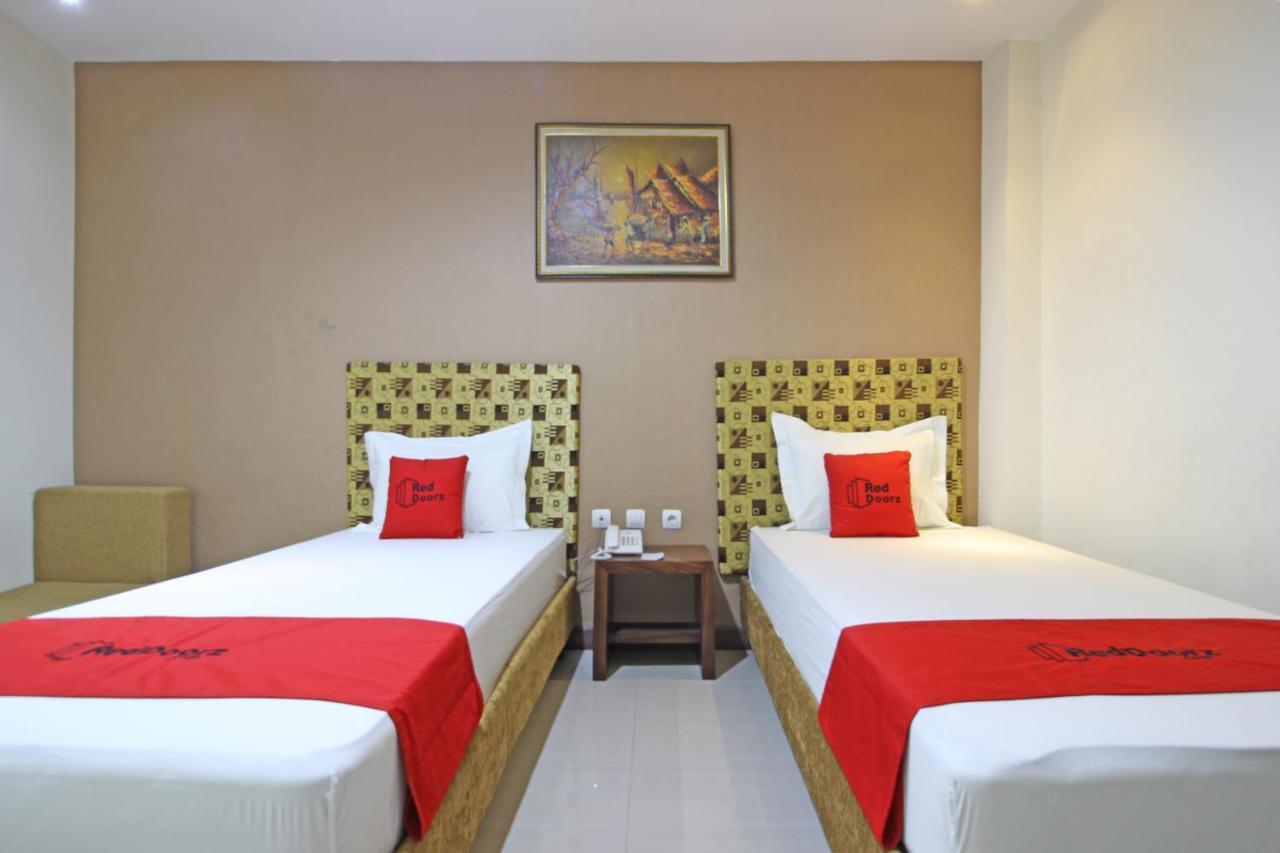 Reddoorz Near Uns Solo Hotel ภายนอก รูปภาพ